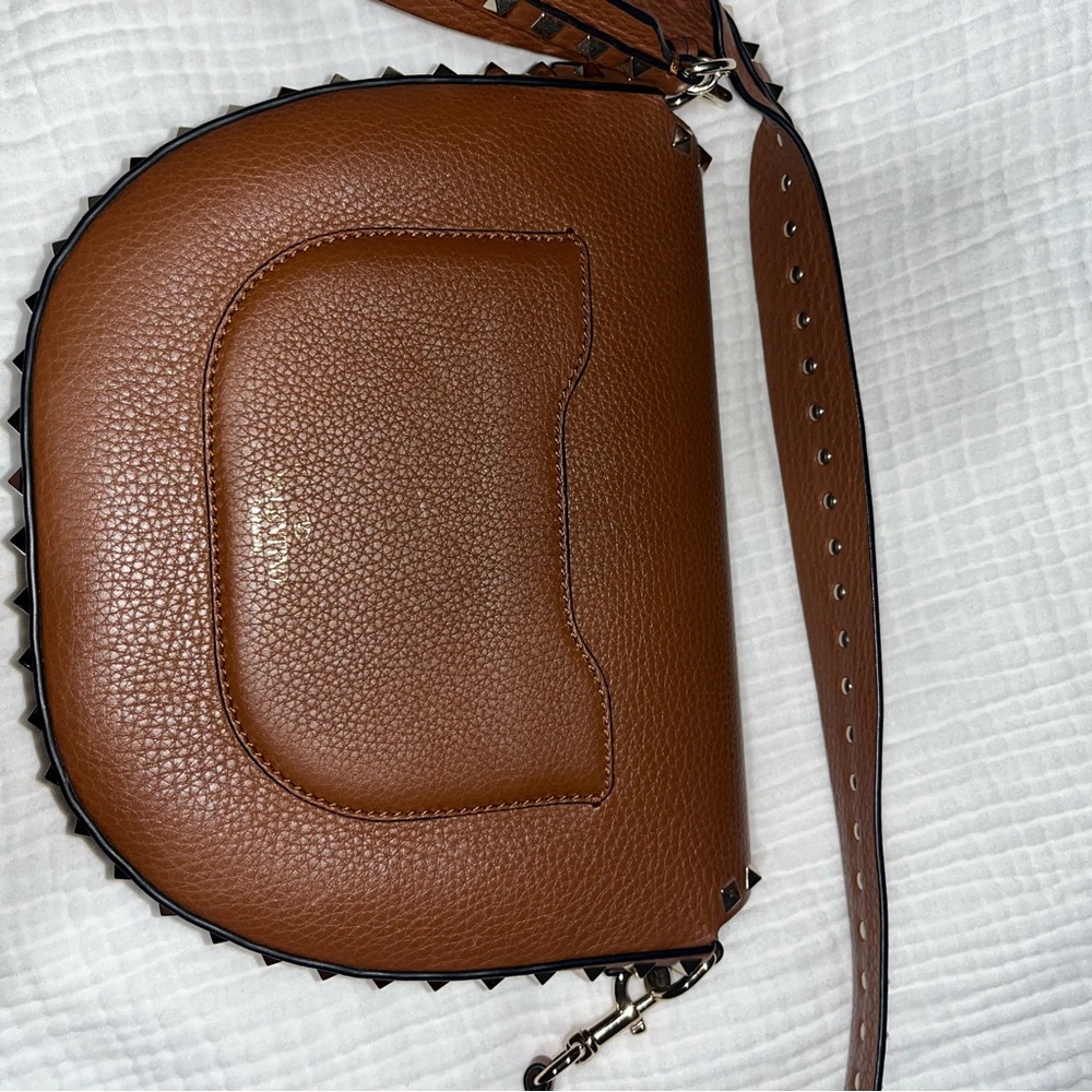 Valentino Rockstud leather saddle bag (brown in bright cognac)